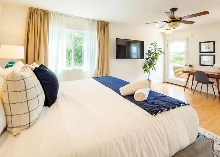 Stylish Guest House With Ocean & City Views
